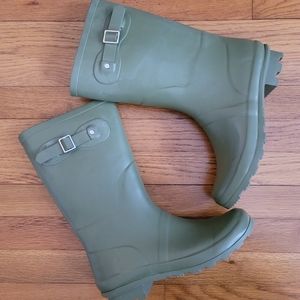 Green wide-calf rain boots